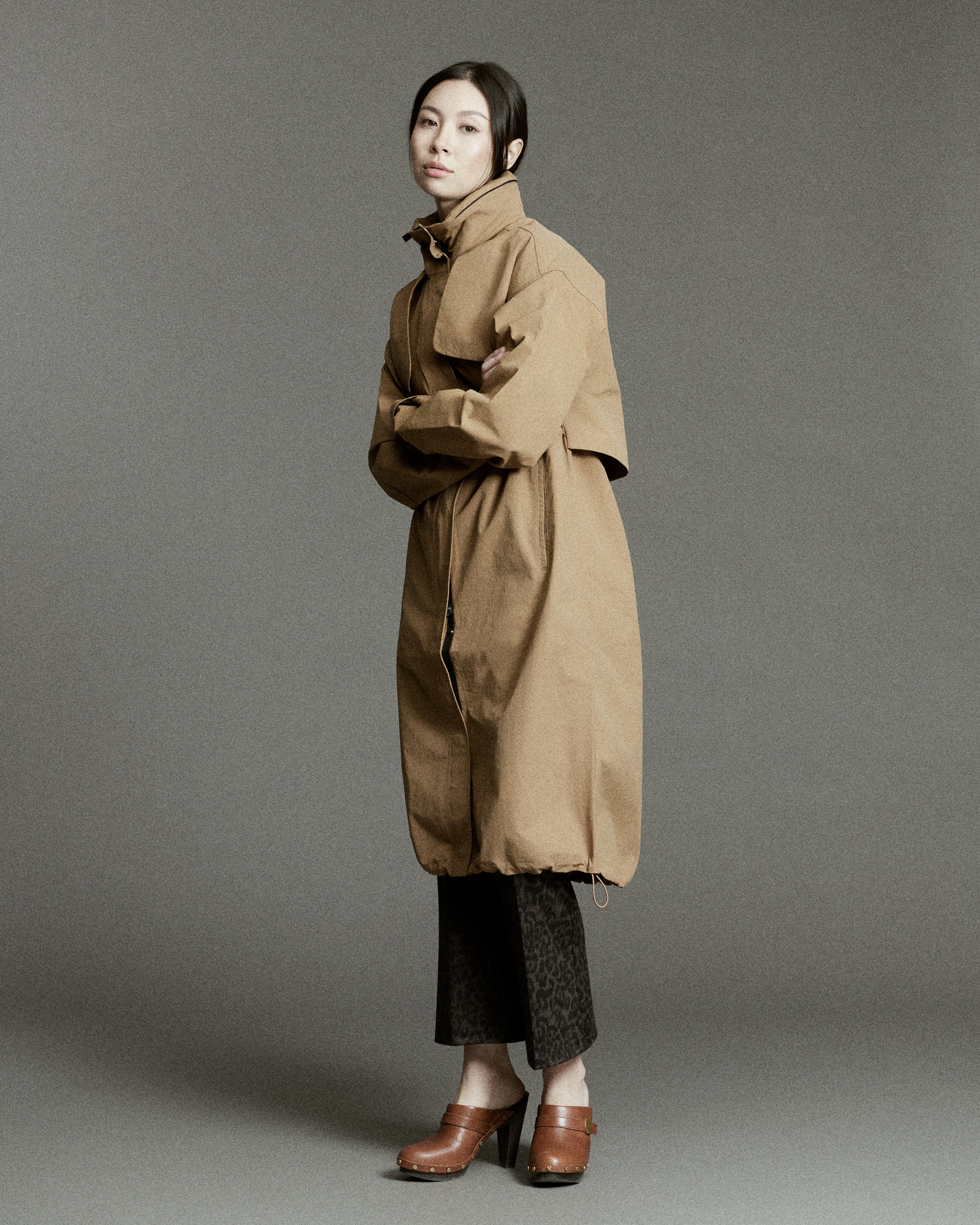 Cinch Raincoat in Beige